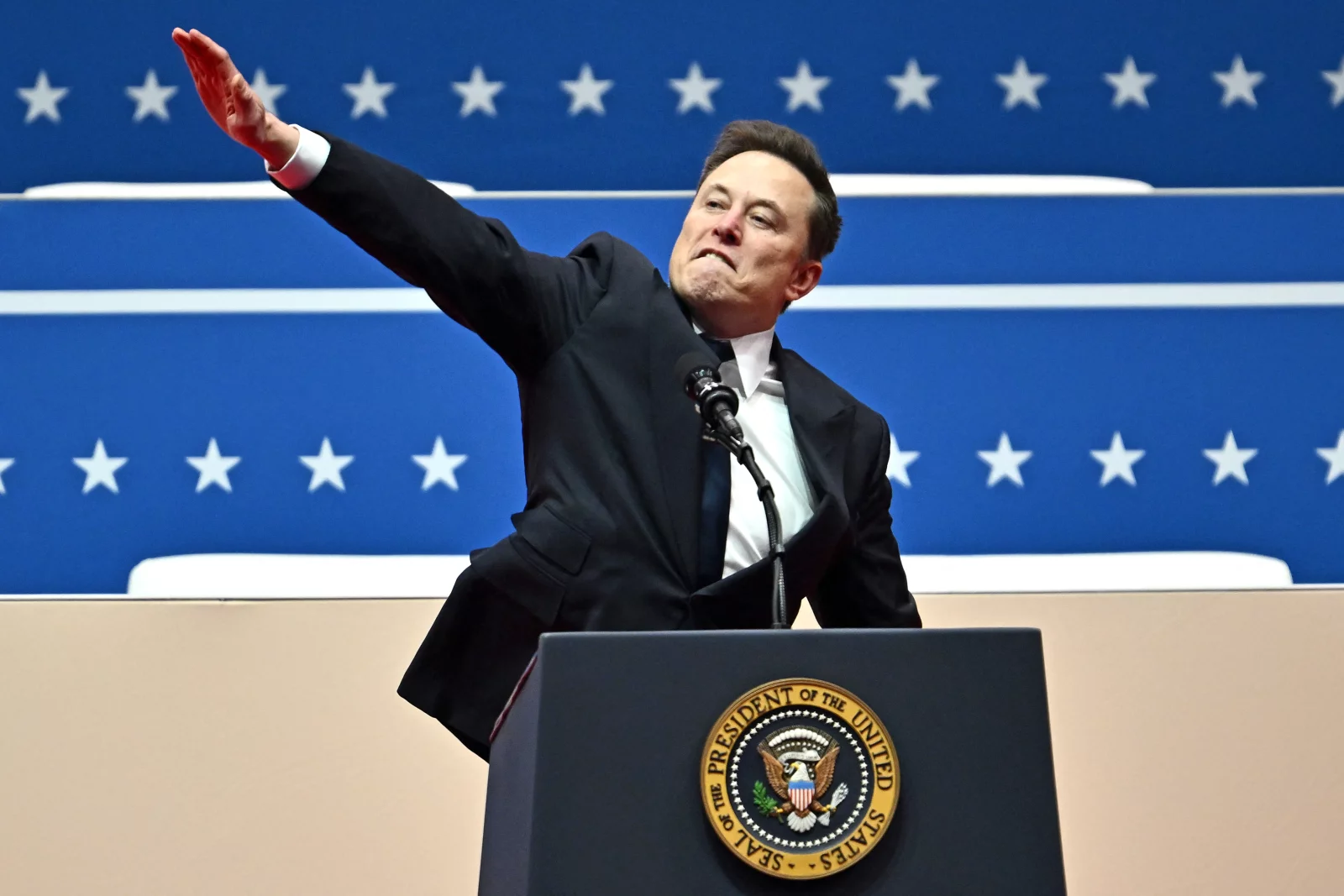 Picture of Elon Musk doing a Nazi salute